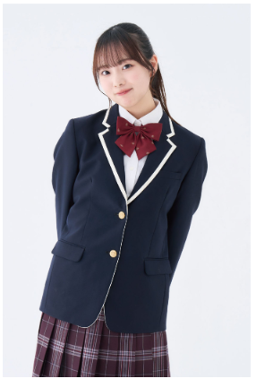 パイピングブレザーの制服を着た女子