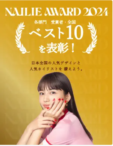 女性が顎に手を当ててこちらを見ている