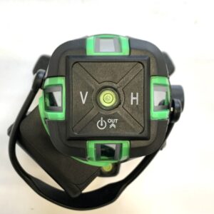 黒と緑のレーザー墨出し器を上から見た画像