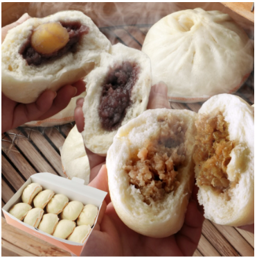 豚まんを手で割っている画像