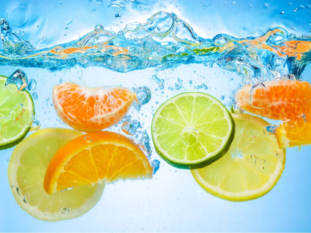 フルーツが水に入っている画像