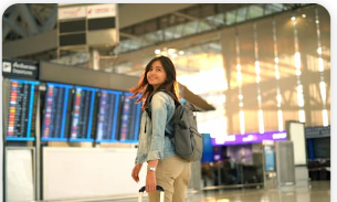 旅行カバンを持っている女性