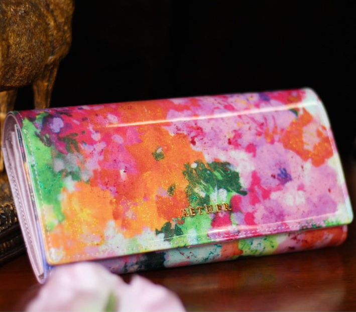 ピンクの花柄の財布