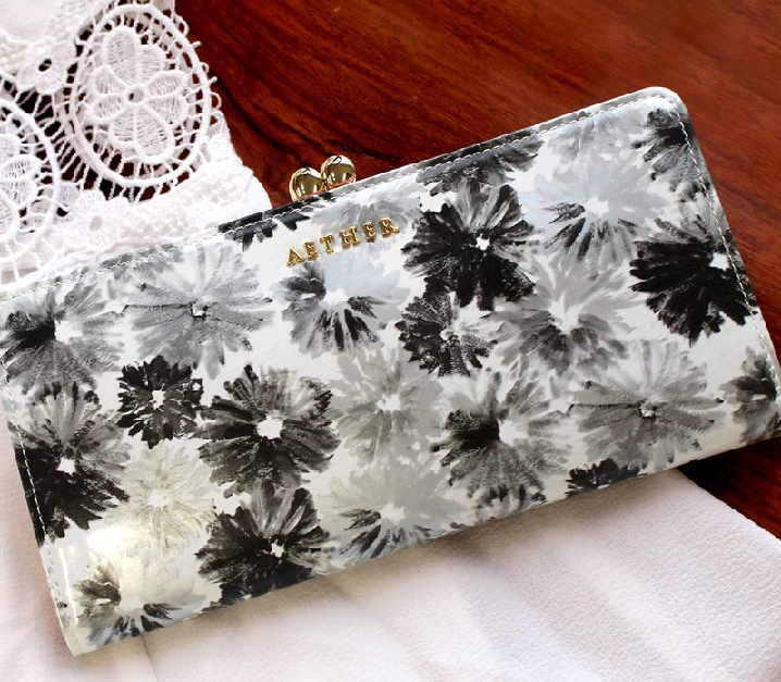 白と黒とグレーの花柄の財布