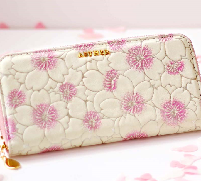 ベージュの本体に花柄が入った財布