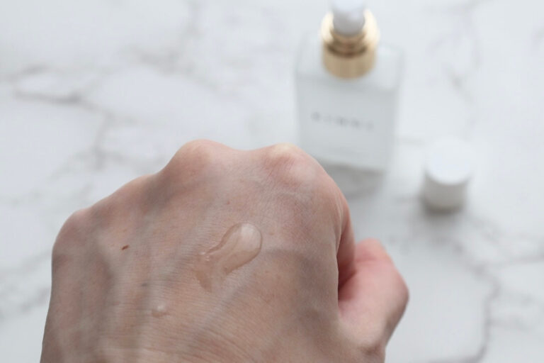 化粧水を手の甲にたらしている画像