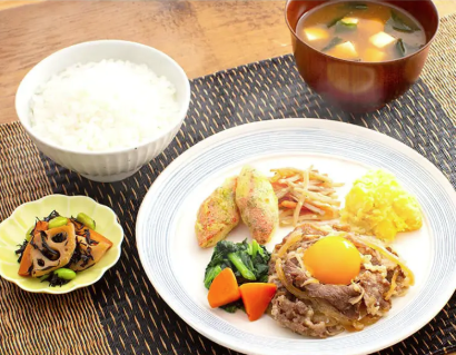 ご飯とみそ汁おかずの画像