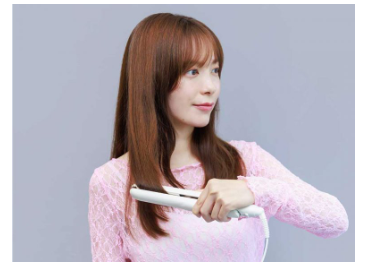 ストレートアイロンをかけている女性