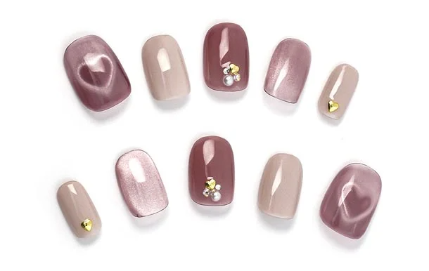 ピンクのハートマグネットネイル