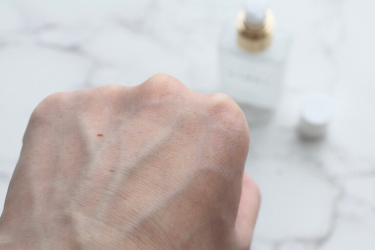 手の甲にたらした化粧水が乾いた画像