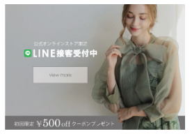 ドレスを着た女性