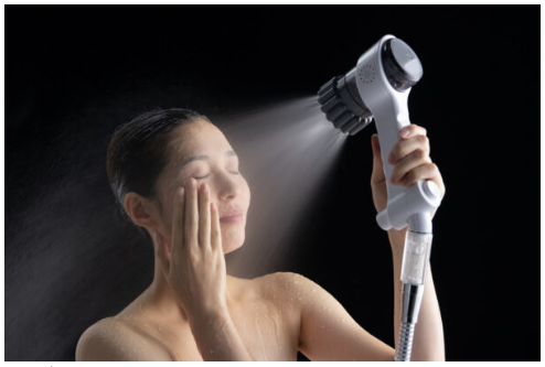 女性がシャワーで顔に水をかけている画像