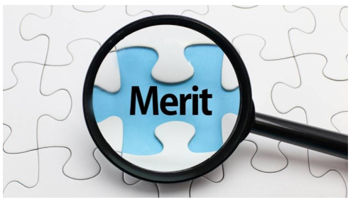 虫眼鏡のレンズ越しにMeritと書かれているイラスト