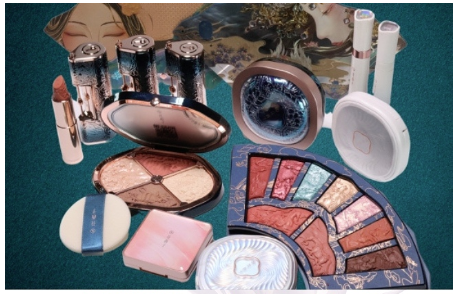 花西子の商品を並べた画像