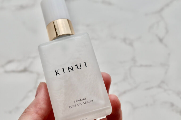 化粧水を手に持っている画像