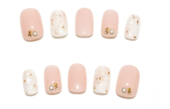 ヌードピンクのシェルネイル