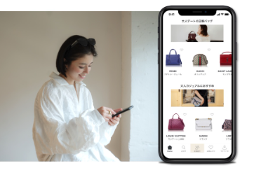スマホを操作している女性