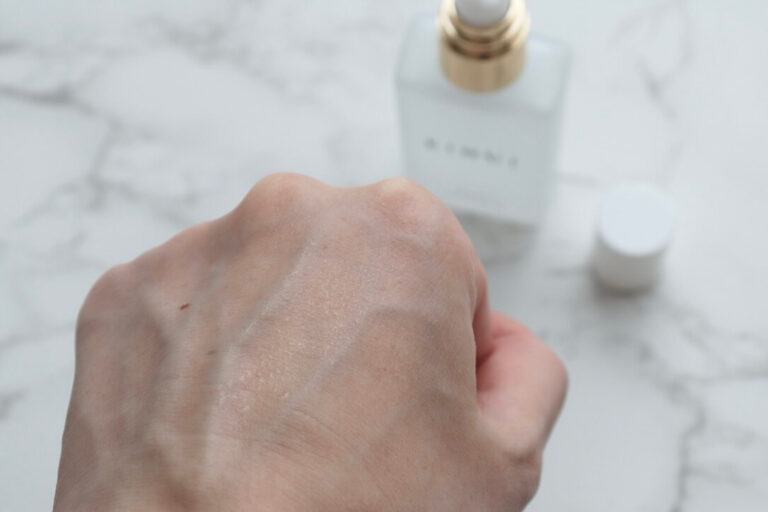 手の甲にたらした化粧水が乾いた画像