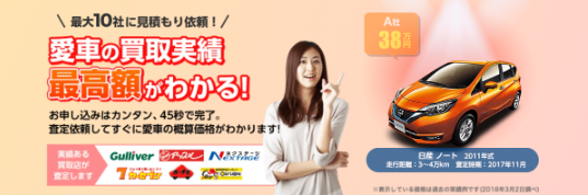 人差し指をたてて笑っている女性