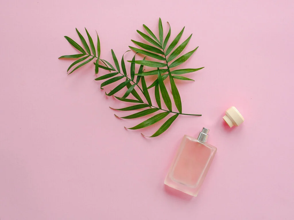 蓋のあいた香水の瓶が転がっている画像