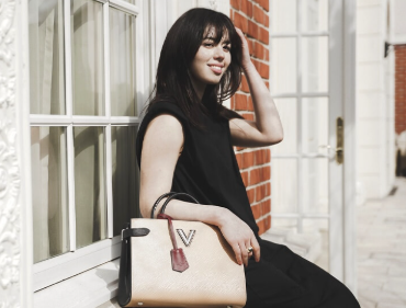 バッグを持っている女性