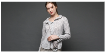 スマホケースを肩から斜め掛けしている髪を束ねた女性