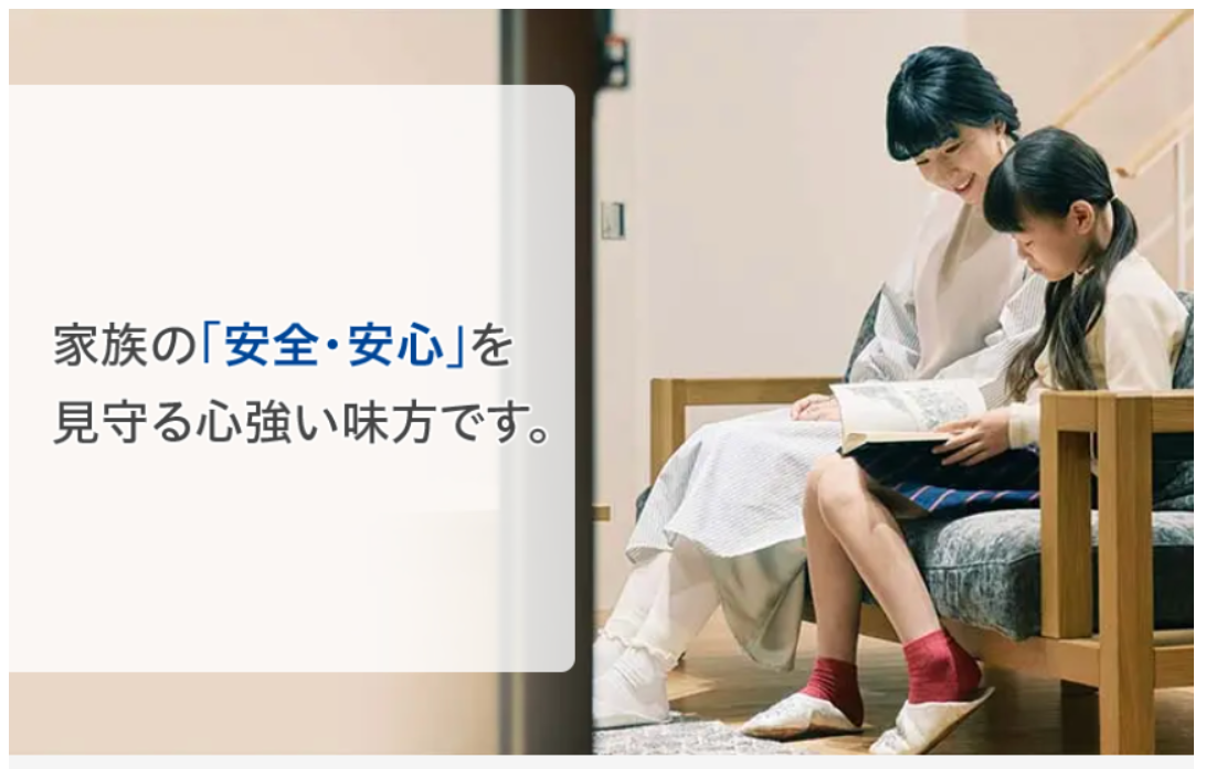 母親と娘がソファに座って本を読んでいる