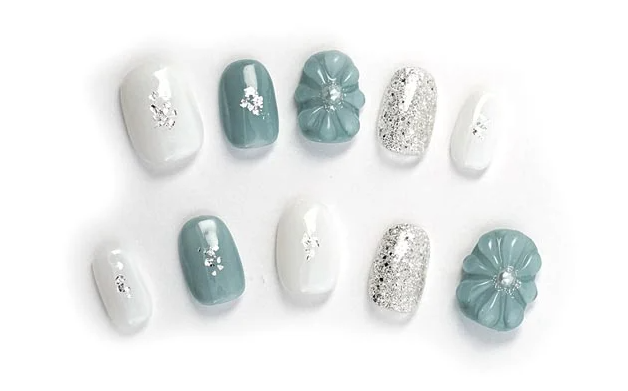 くすみブルーのお花ネイル