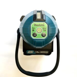 緑のレーザー墨出し器を上から見た画像