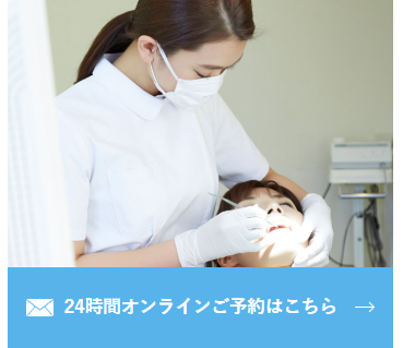 歯をクリーニングしている女性