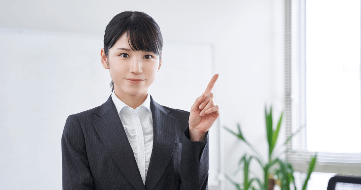 女性が人差し指を立てている画像
