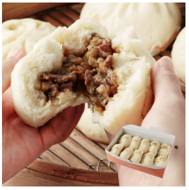 牛マンを手で割っている画像