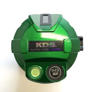 緑のレーザー墨出し器を上から見た画像