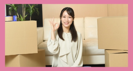 ダンボールに囲まれている女性