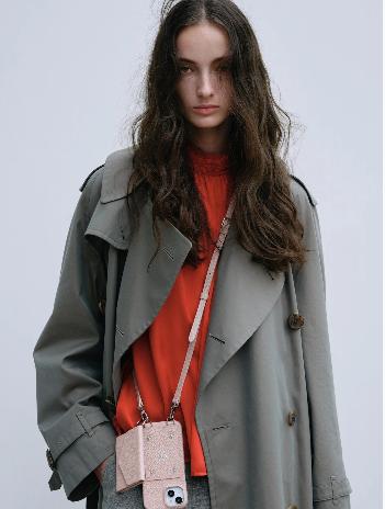 スマホケースを斜め掛けしてい長髪の女性