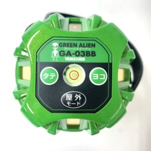 緑のレーザー墨出し器を上から見た画像